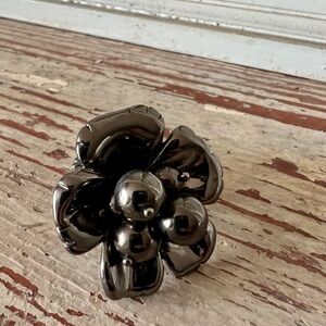 Stretch Flower Ring in Black